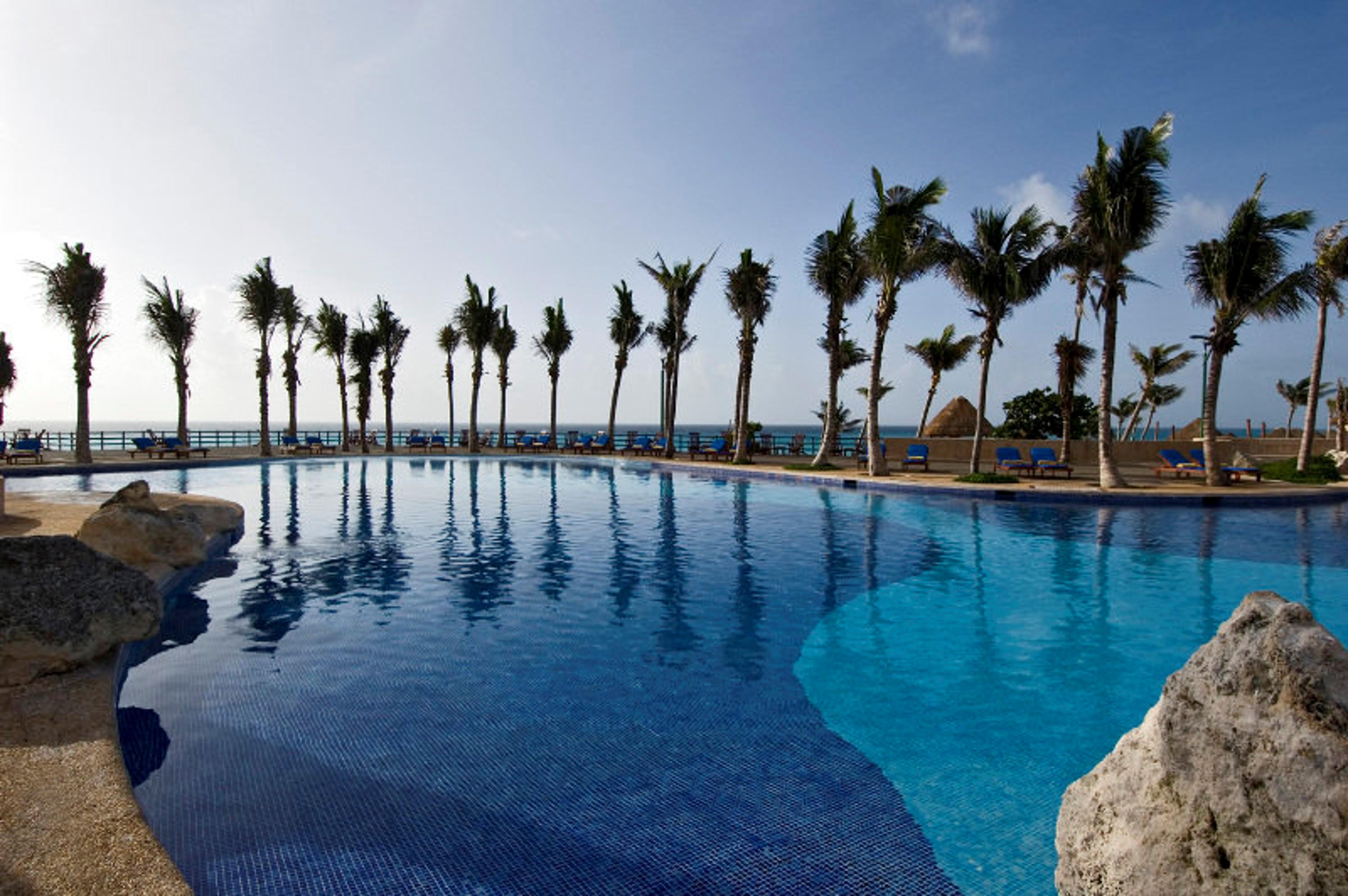 ホテル グランド オアシス カンクーン カンクン エクステリア 写真 Infinity pool at the Iberostar Grand Hotel Bávaro