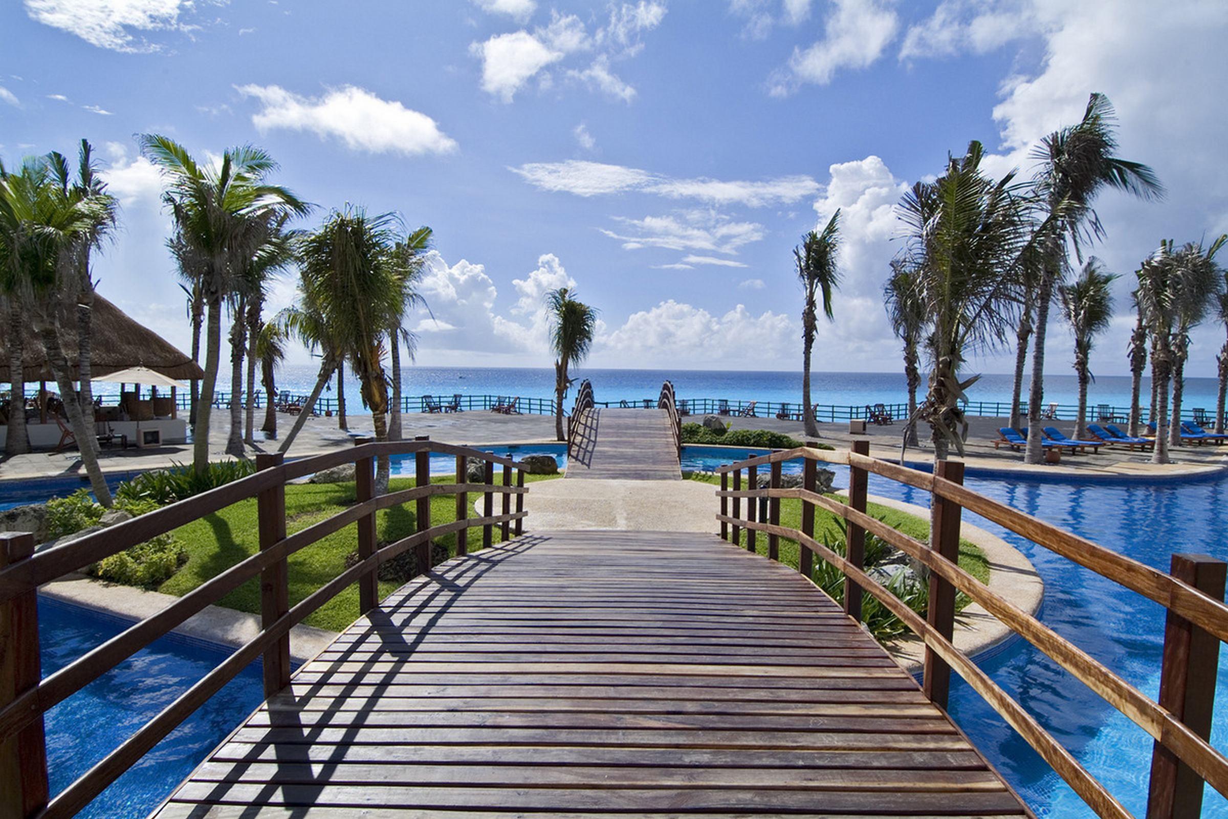 ホテル グランド オアシス カンクーン カンクン 設備 写真 The boardwalk at the Grand at Moon Palace