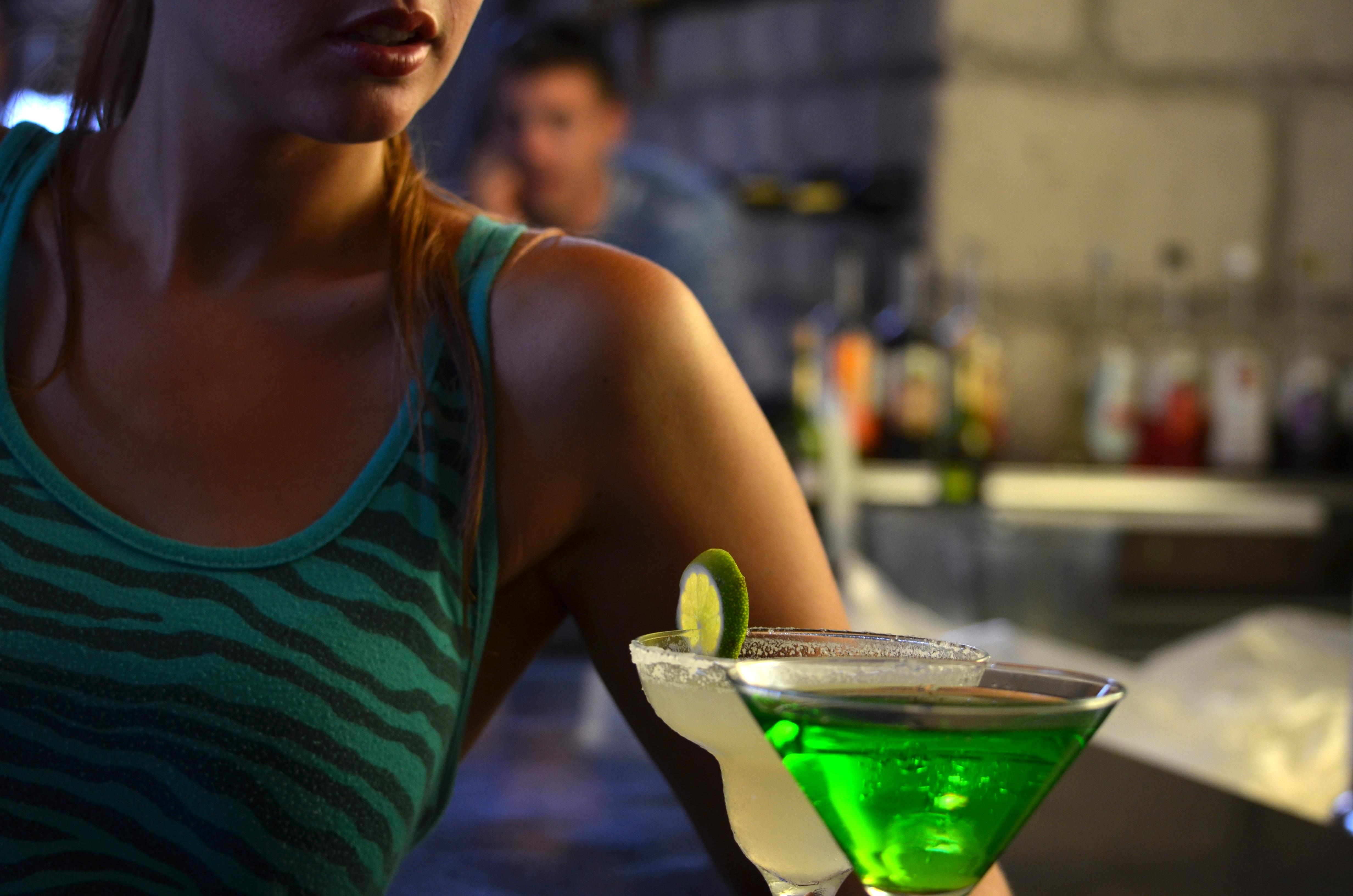 ホテル グランド オアシス カンクーン カンクン エクステリア 写真 A woman holding a green cocktail